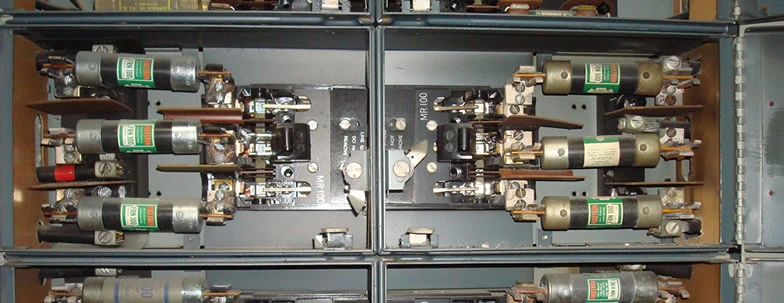Open electrical distribution equipment with fuses and disconnect switches